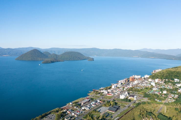 洞爺湖と洞爺湖温泉街の風景