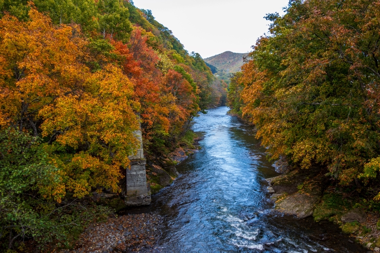秋の滝上町錦仙峡の紅葉