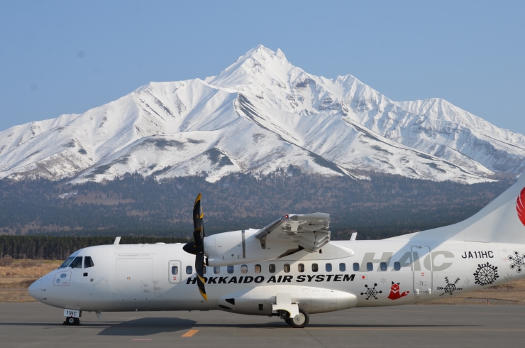 利尻山を望む利尻空港 提供:利尻富士町
