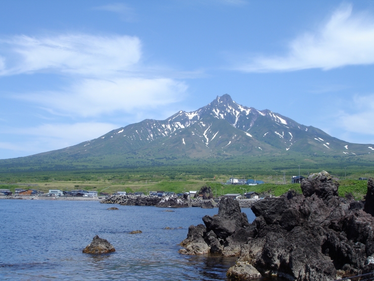 仙法志御崎公園から眺める利尻山 提供:利尻島観光ポータルサイトRISHIRI PLUS