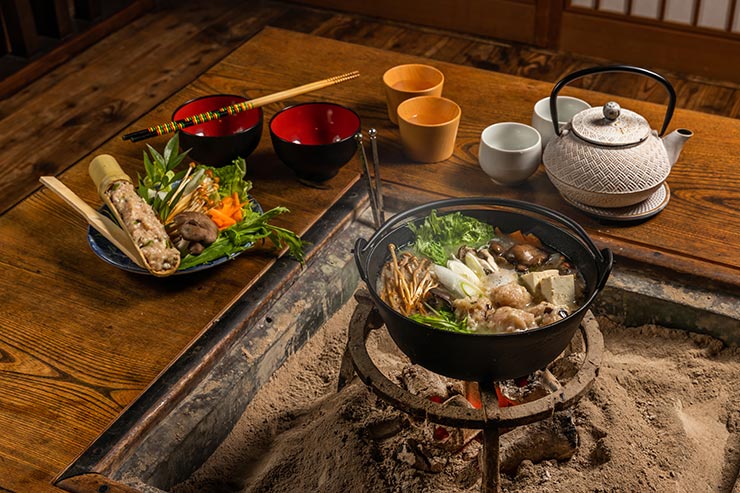 囲炉裏でなべ料理