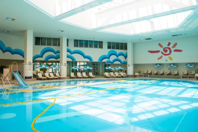 屋内プール 画像提供：リザンシーパークホテル谷茶ベイ