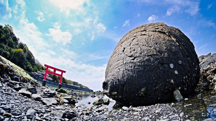 おっぱい岩 提供:熊本県観光連盟