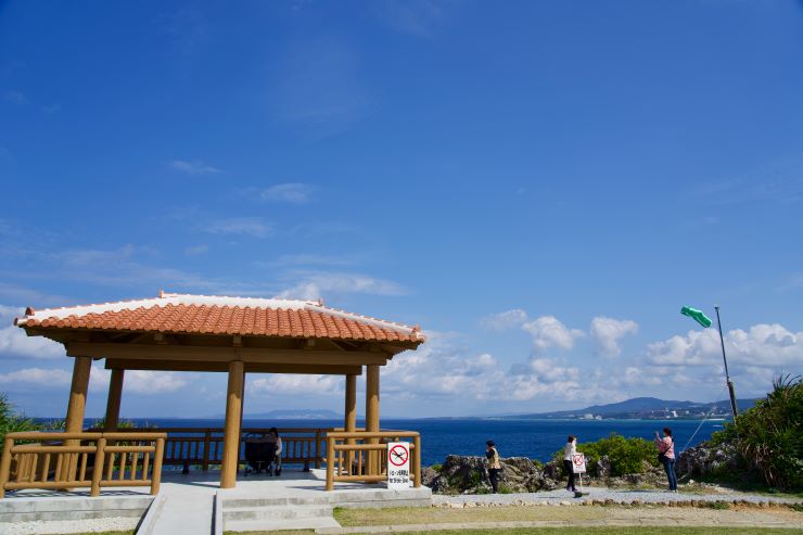 真栄田岬の東屋