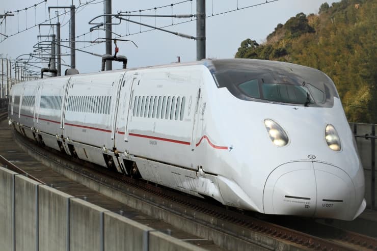 九州新幹線「新800系」　提供：JR九州
