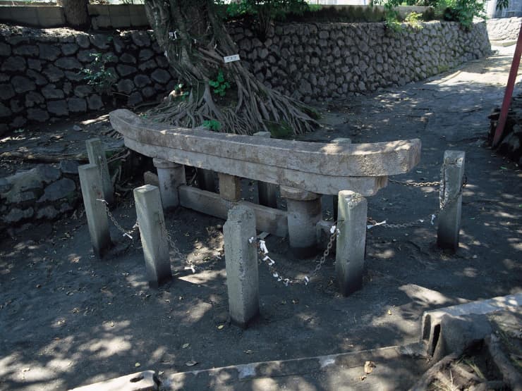 黒神埋没鳥居　提供：鹿児島県観光連盟