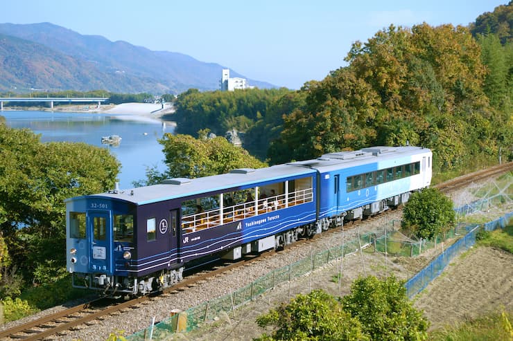 藍よしのがわトロッコ 提供:徳島県観光協会
