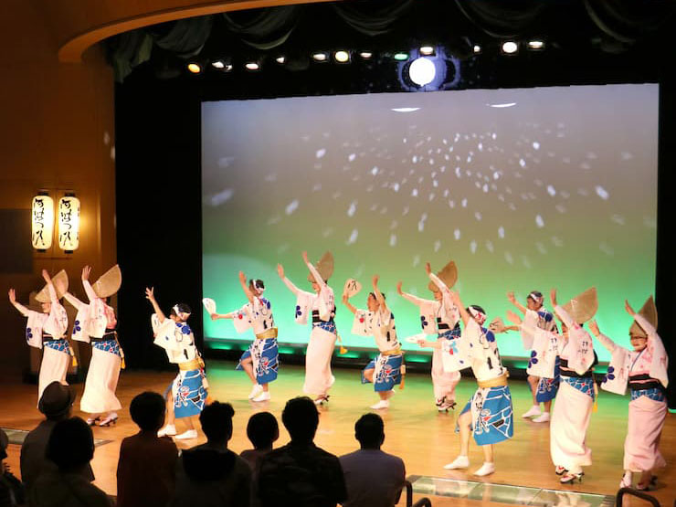 阿波おどり会館(縦) 提供:徳島県観光協会