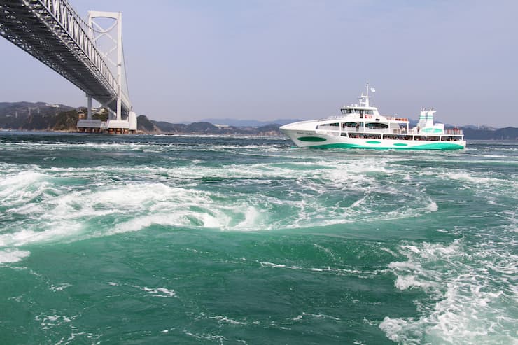うずしお観潮船 提供:徳島県観光協会