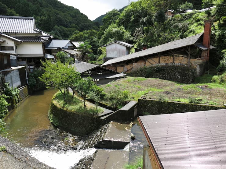大分県_小鹿田焼の里(川と登り窯の風景)