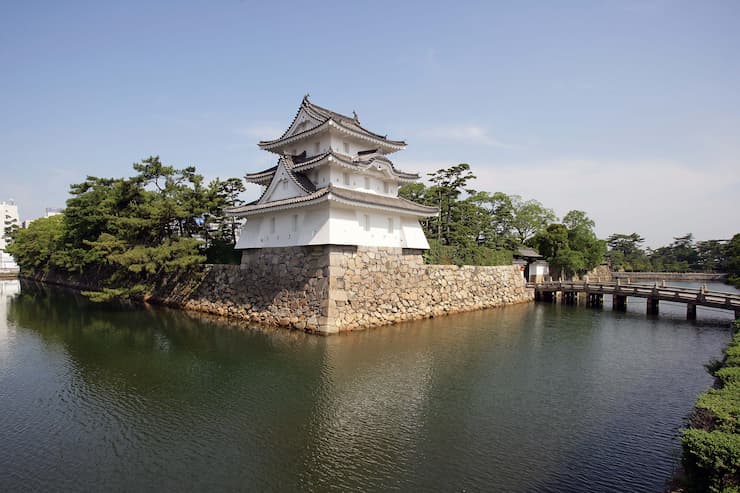 中堀に浮かぶ艮櫓(うしとらやぐら) 提供:玉藻公園管理事務所