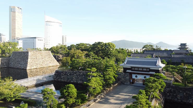 完成した桜御門と天守台　提供：玉藻公園管理事務所