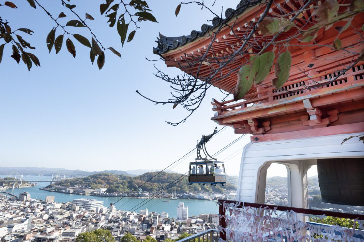 鐘楼と千光寺山ロープウェイ　提供：おのなび