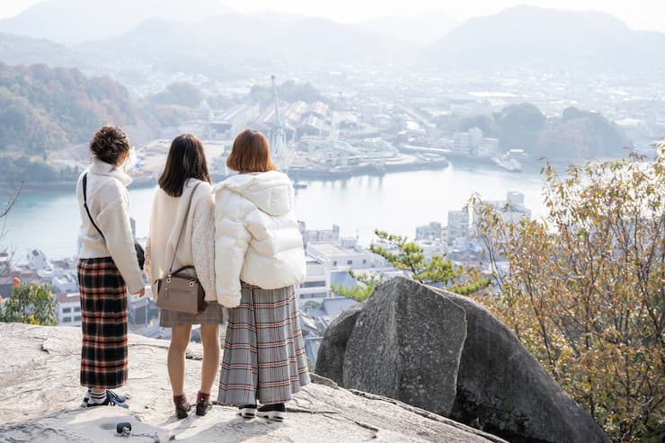 尾道水道を眺める3人の女性