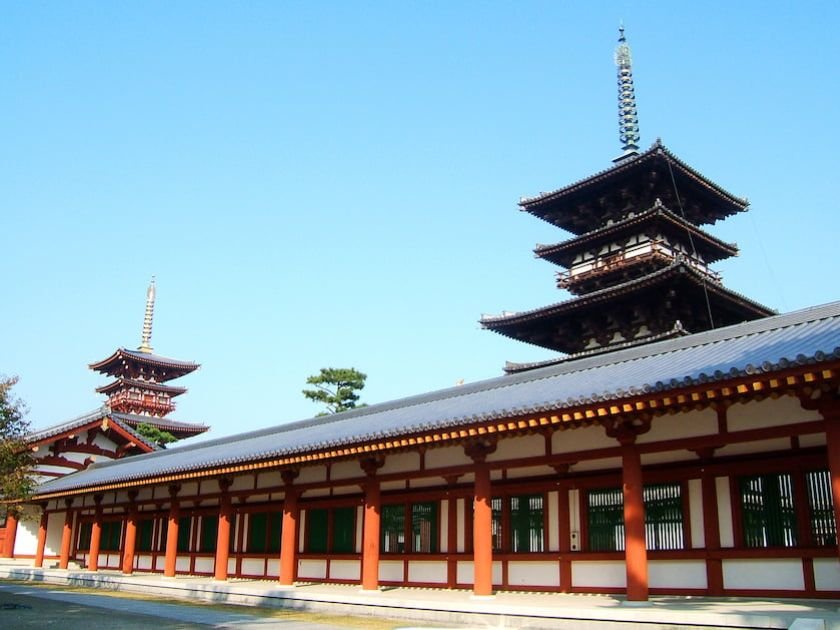 薬師寺東塔、西塔、回廊　 写真提供：一般財団法人奈良県ビジターズビューロー