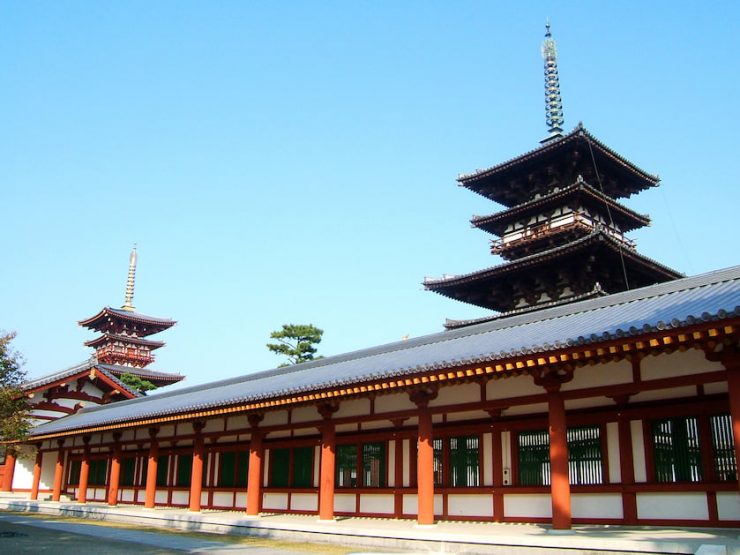 薬師寺東塔、西塔、回廊　提供：一般財団法人奈良県ビジターズビューロー