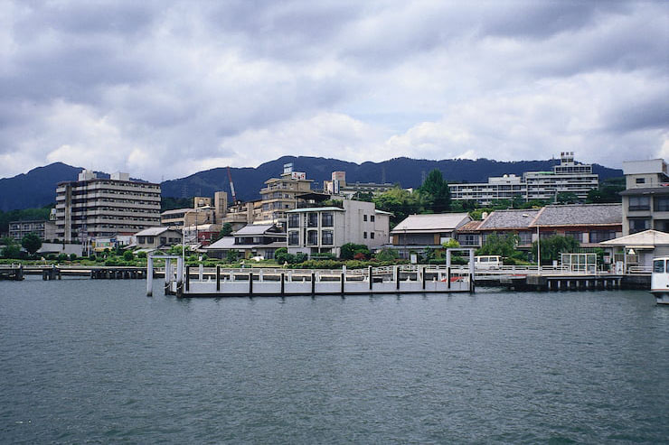 琵琶湖からのおごと温泉風景 提供:おごと温泉観光協会