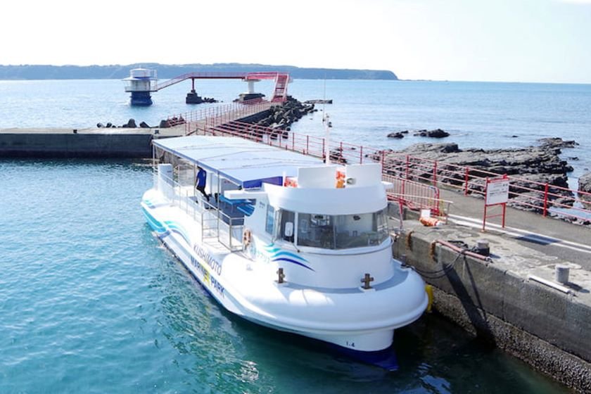 海中展望塔と海中観光船 画像提供：串本海中公園センター