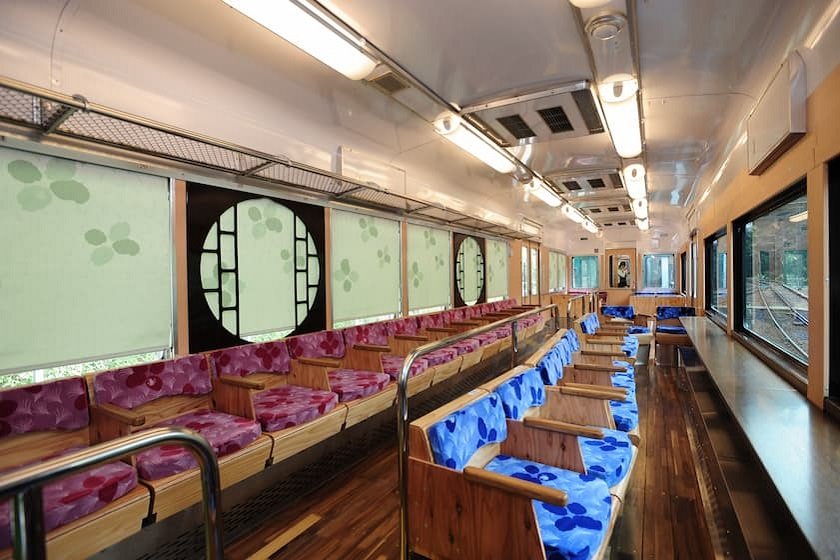 天空 車内　提供：南海電鉄