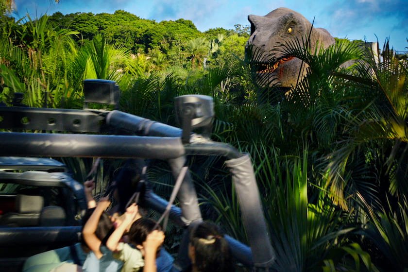 ジャングリア沖縄 saf-01_dinosaur_safari_yusen_0126 画像提供：JUNGLIA