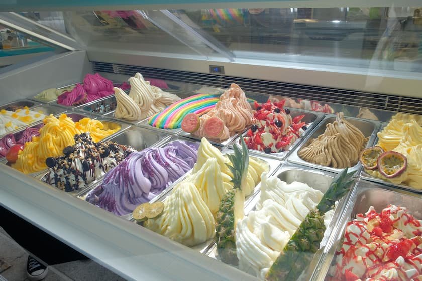 ショーケースに並ぶカラフルなジェラート_フォンタナジェラート