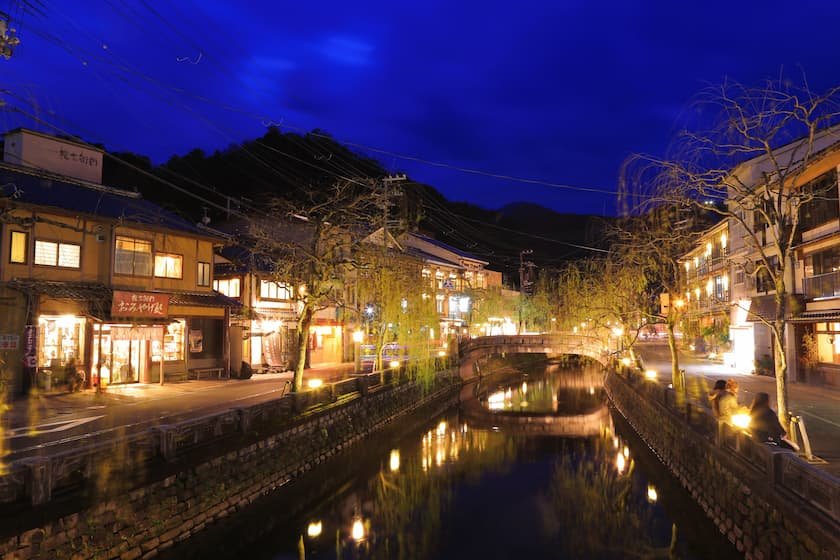 夜の城崎温泉街