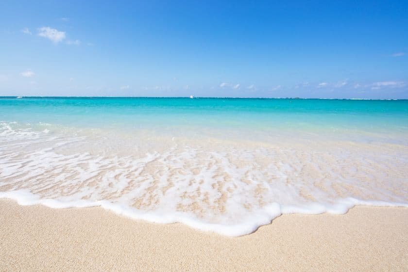 まばゆいほどの白い砂浜とコバルトブルーの海が広がる残波ビーチ