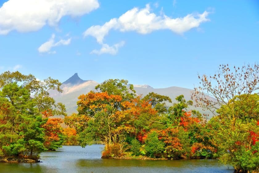 紅葉に彩られる大沼国定公園と駒ヶ岳