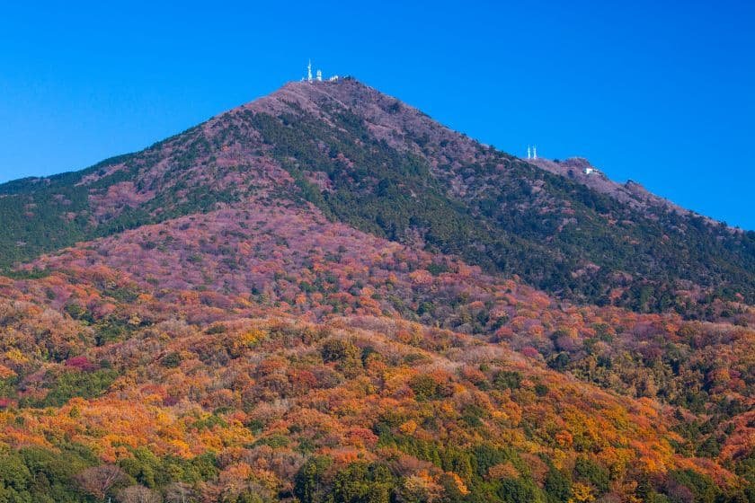青空と紅葉に彩られた筑波山