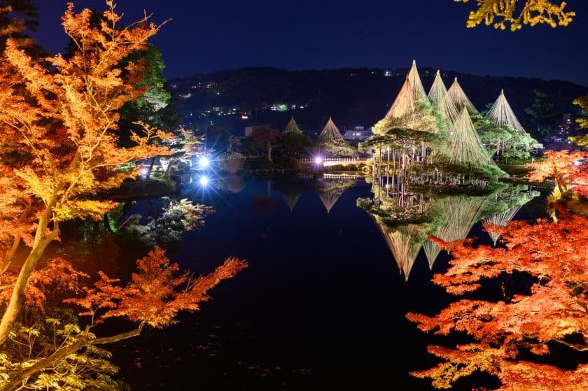 幻想的にライトアップされた兼六園
