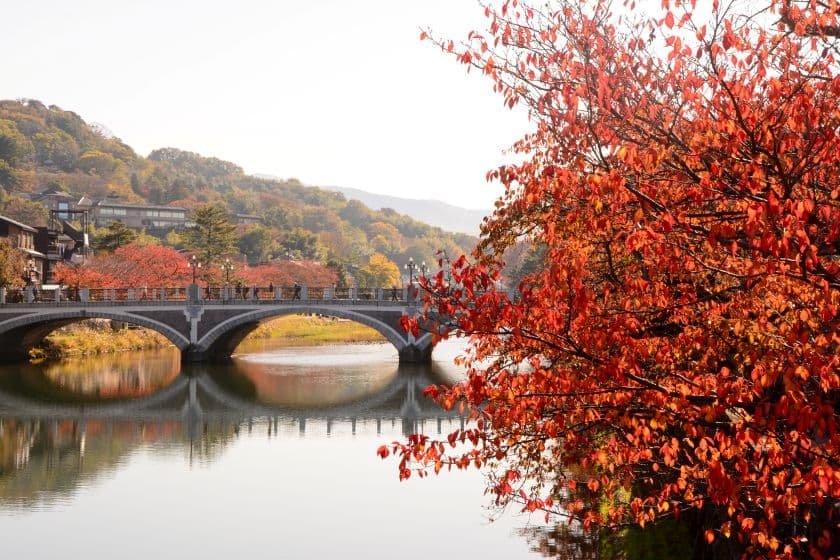 浅野川大橋と紅葉