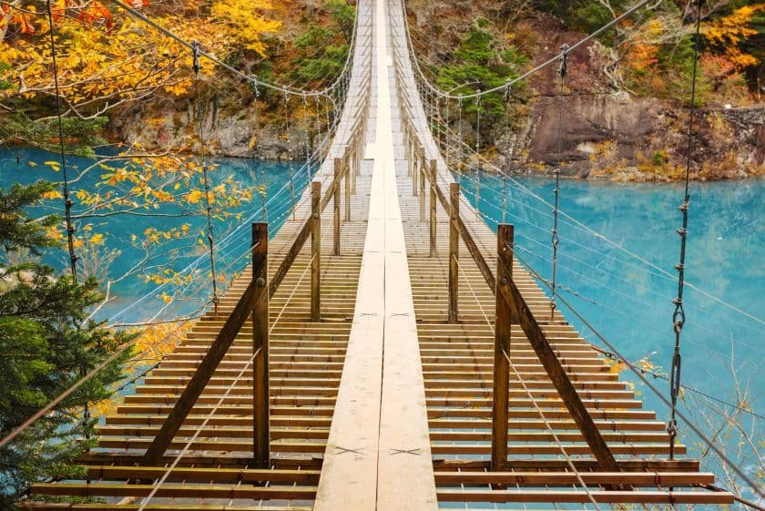 紅葉時期の寸又峡「夢のつり橋」