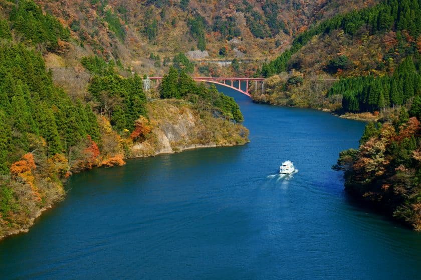 庄川峡の中を進む遊覧船